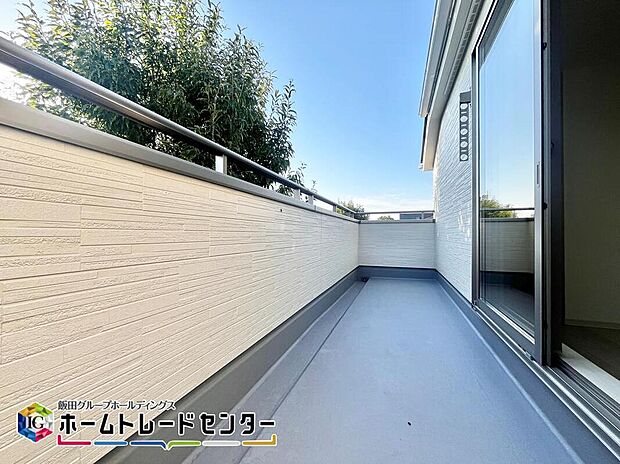 【バルコニー】しっかりと出幅を確保したバルコニーはお布団なども干せる広さあり♪