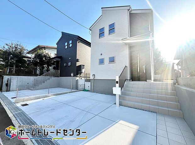 【現地外観写真】２台駐車可能なカースペースは、友達が来た時に誇らしげに停めてもらえる広さを確保。車だけでなく自転車や大型バイクも♪