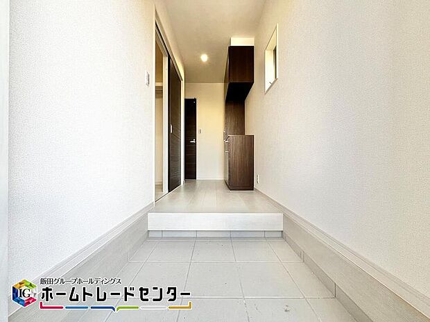 【玄関】玄関を入って室内が見れない設計でプライベート感お重視♪コの字型のシューズボックスも完備♪