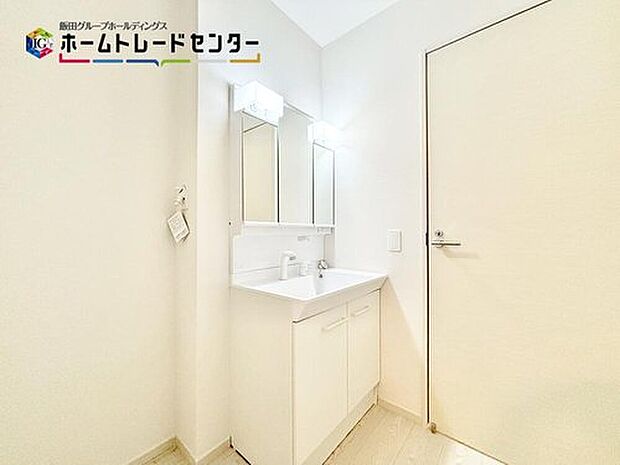 【洗面台・洗面所】毎日使うものだから清潔な空間を保ちたい水回り。洗面化粧台にはそんな願いを解消させてくれる収納アイデアが満載です。三面鏡の裏側にはキャビネットが現れ小物から背の高い物まで収納できます。