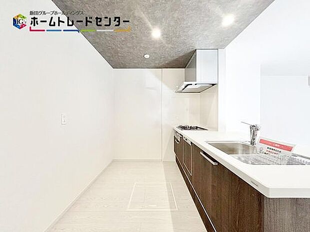 【キッチン】人気の対面キッチンは吊戸棚をなくして解放感を重視しました。リビングを見渡すことができて小さなお子様がいても安心ですよ。