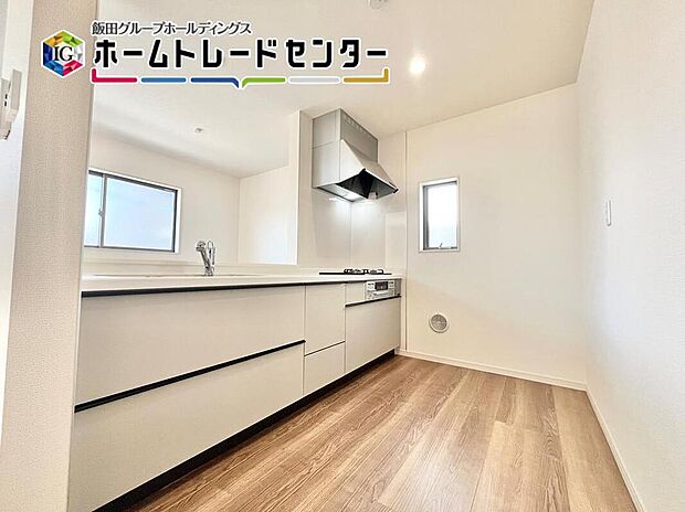 【キッチン】人気の対面キッチンは吊戸棚をなくして解放感を重視しました。リビングを見渡すことができて小さなお子様がいても安心ですよ。