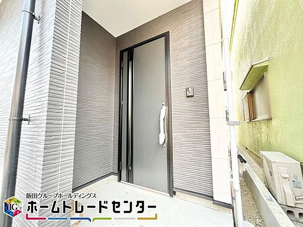 【玄関】ガラススリットの入った玄関扉から明るい光が入る大切な存在の一つ。