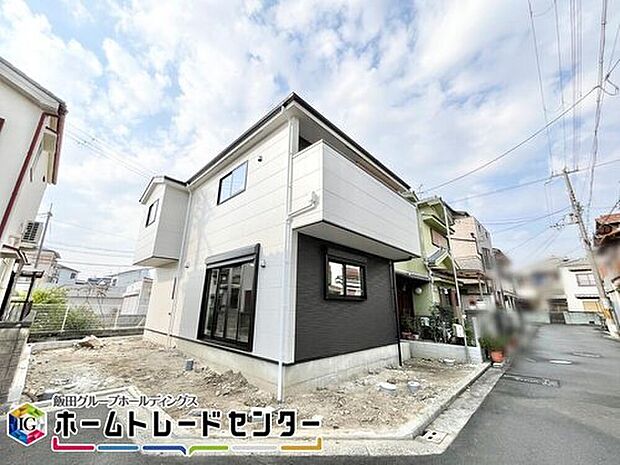 【現地外観写真】２台駐車可能なカースペースは、友達が来た時に誇らしげに停めてもらえる広さを確保。車だけでなく自転車や大型バイクも♪