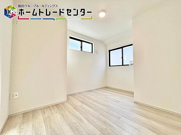 【リビング以外の居室】居室のサッシにはペアガラスを採用、高い断熱性による省エネと結露対策に有効です。室内を快適な空間に代えてくれます。現地の通風や採光も実際にご確認下さいませ。