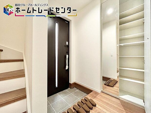 【玄関】シューズボックスは姿見付き☆お出かけ前の全身チェックができちゃいます！大容量なのでご家族分の靴をすっきり収納。
