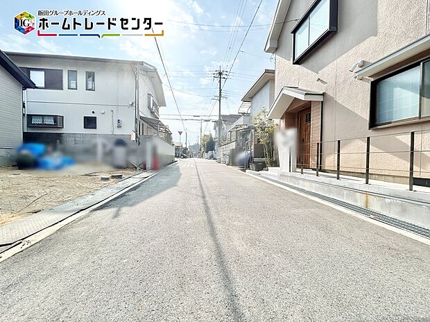 【前面道路含む現地写真】切り返しやすい間口になっておりますので、油断しやすい仕事帰りや、買い物帰りの駐車事故はこれで防げますね。