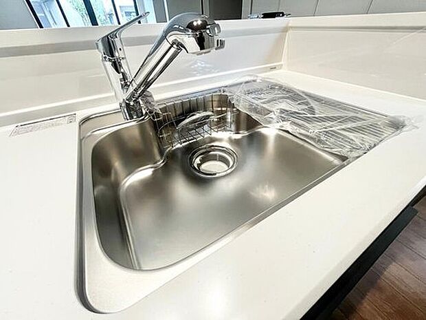 【浄水器内蔵型ハンドシャワー】カートリッジタイプの浄水器。浄水、原水はワンプッシュで切り替えができ、見やすい大きな表示窓もあります。ノズルはシャワーヘッドになっておりお掃除も楽々です。