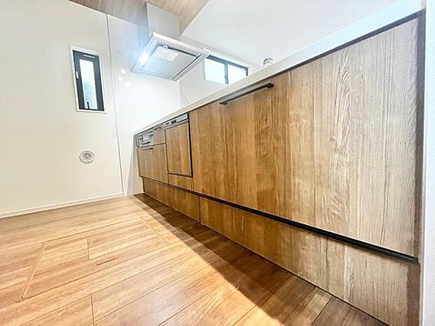 【システムキッチン】見栄えもよくお手入れもスムーズに出来ます。豊富な収納力もございますので、キッチンスペースをスッキリとお使い頂けそうです。