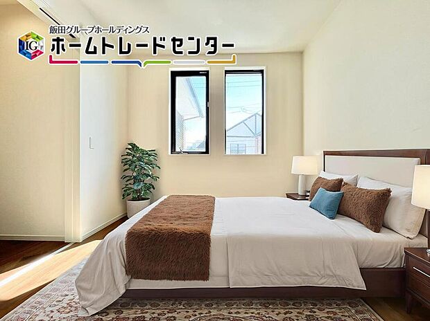 【リビング以外の居室】【バーチャルいにて家具配置♪】
充分な広さの収納を備え、採光良好な洋室は、快適空間。プライベートの時間もゆったりお寛ぎ頂けそうです。