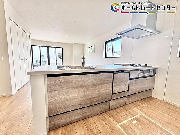 【キッチン】人気の対面キッチンは吊戸棚をなくして解放感を重視しました。リビングを見渡すことができて小さなお子様がいても安心ですよ。