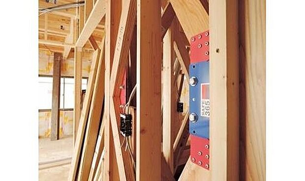 【 共同開発により完成した制震装置『SAFE365』】住宅の持っている、もともとの耐震性能を維持していくために重要な役割を果たす制振装置『SAFE365』。高層ビルの制震装置にも使われている粘弾性素材を活用したもので、優れた地震エネルギーの吸収を実現します。