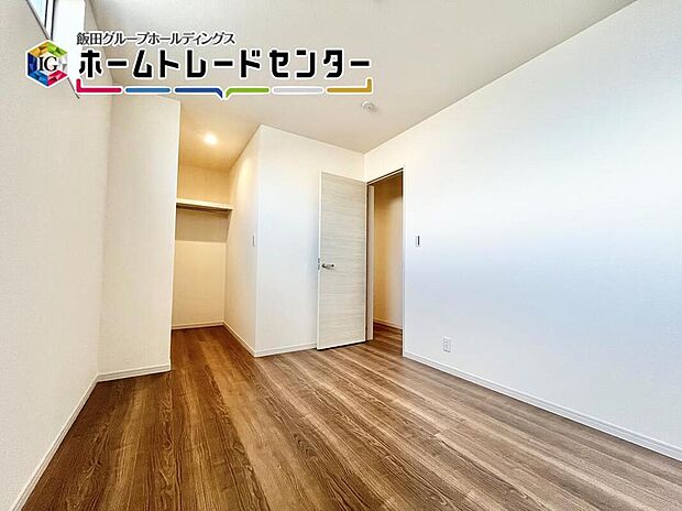 【リビング以外の居室】充分な広さの収納を備え、採光良好な洋室は、快適空間。プライベートの時間もゆったりお寛ぎ頂けそうです。