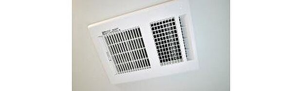 【浴室暖房換気乾燥機】入浴後の水滴や湿気を排出し、カビの発生や臭いを抑制する暖房換気乾燥機。雨の日の洗濯物にも効果的です。