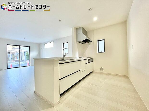 【キッチン】オープンカウンターの対面キッチンは、家事をしがらでも１日の出来事を家族とお話できるのもメリットで人気の間取りの一つです。