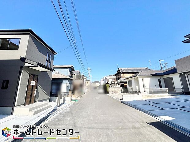 【前面道路含む現地写真】道路幅は6.7mあるので、運転が苦手な方でも楽々駐車できます♪電柱から建物まで距離があるのは、防犯面でも良いポイントです。