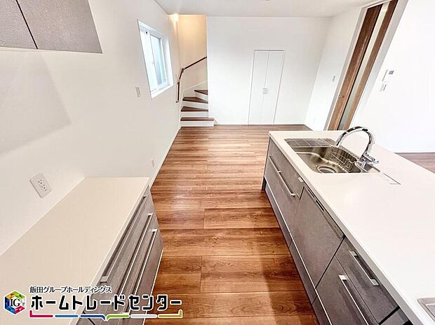 【キッチン】デザイン性豊かなグレー基調のキッチン。大容量の収納スペースは取り出しやすくしまいやすいスライドタイプ、大きな鍋などもラクに取り出せます♪