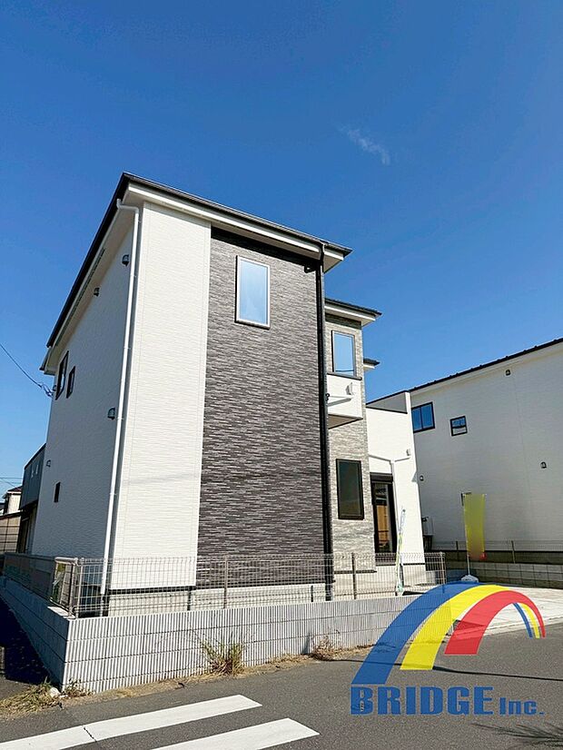 落ち着いた色合いでスタイリッシュな邸宅