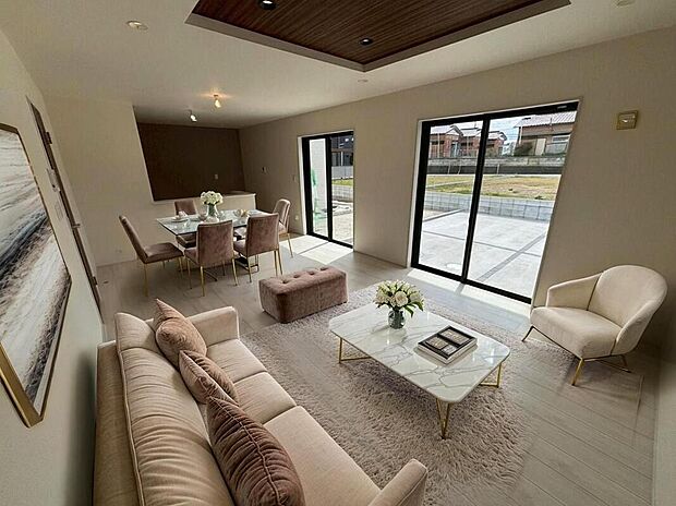 久留里線祇園駅まで徒歩10分と通勤通学で電車利用の方には嬉しい立地！小中学校も徒歩10分以内と子育て世帯には安心の環境です！！間取りは広々LDK18畳の4LDK、駐車は3台可能で庭付き！！