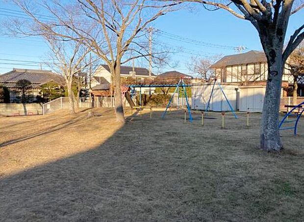 幸町公園（約300m）