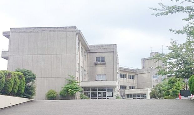 木更津市立波岡中学校(約1,400m)
