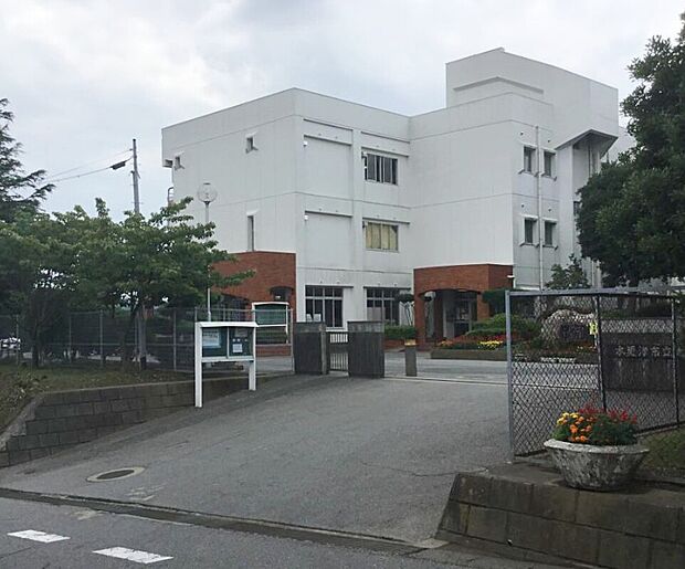 木更津市立太田中学校(約800m)