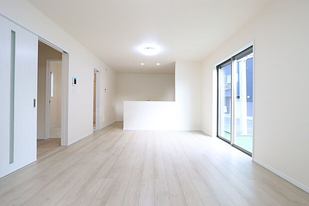 広々リビング
通風・採光にも優れ、心地よい光と風が溢れています。 贅沢といえるほどの豊かな居住性と、プライドを満たすクオリティが見事に調和した住空間。新築ならではの快適なひとときをご体感頂ける　I号棟