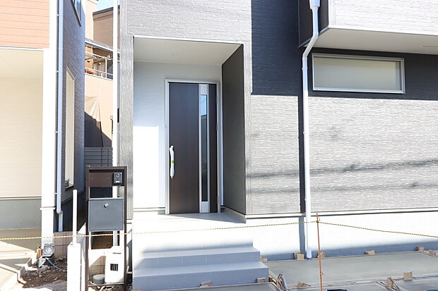 住まいの第一印象を決める玄関スペース。家族や来客を気持ちよく迎える空間で、毎日の暮らしを優しく彩る住まいの顔となっています。