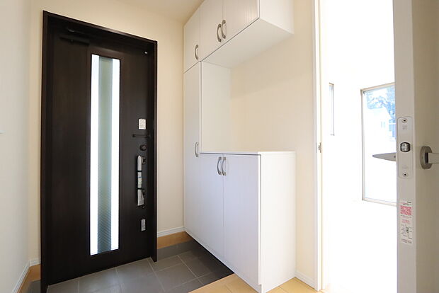 【断熱玄関ドア　A号棟】家の顔となる玄関は、格調高いデザインが求められます。高級感と断熱性、防犯性に優れた玄関ドアを標準装備。ピッキング対策のセキュリティサムターン等、防犯に考慮しました。
