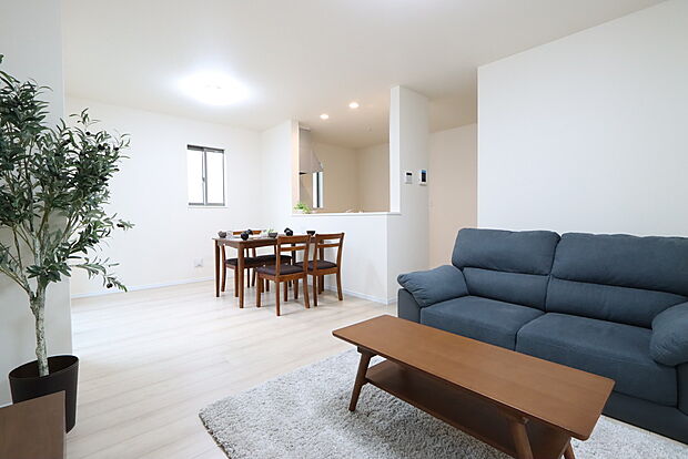 【全棟陽光あふれるリビング配置　K号棟】通風・採光にも優れ、心地よい光と風が溢れています。 贅沢といえるほどの豊かな居住性と、プライドを満たすクオリティが見事に調和した住空間。新築ならではの快適なひとときをご体感頂ける筈です。