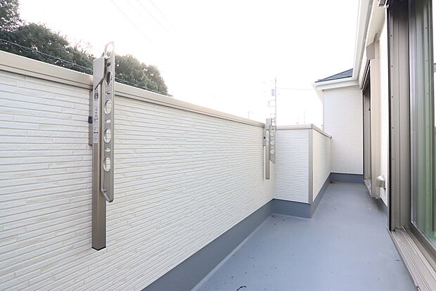 【全棟南向きバルコニー　I号棟】南バルコニーから差し込む陽光・通風は、住環境・快適性と共に有り続ける貴重な「財産」です。この新築戸建に住まう事で手に入れるものは、きっと日常にとっても貴重な存在となるはずです。