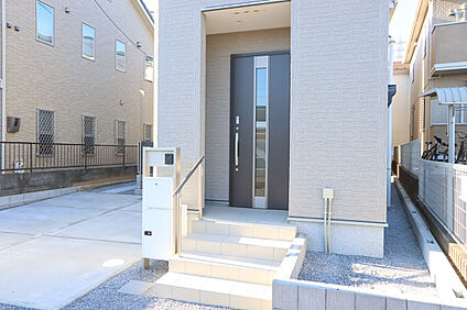 ２号棟外観　玄関前