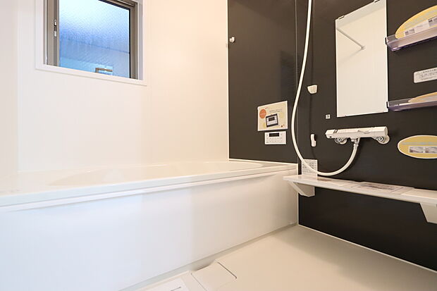 【浴室暖房乾燥機付き一坪サイズの浴室】温風で洗濯物を乾燥させる、雨の日に便利な設備。浴室を換気してカビ発生を防ぎ、掃除の手間を減らせます。事前に暖房を入れて入浴することで「ヒートショック現象」を防ぐ効果も。