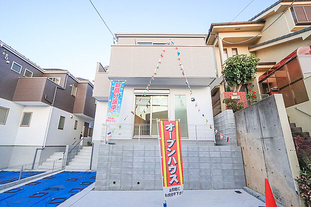 【モダンな外観　3号棟】断熱等級５，一次エネルギー等級６のZFH水準住宅、
建物の劣化を防ぐ為、「基礎パッキン工法」を標準で採用し、従来工法の1.5～2倍の換気性能を発揮。さらに壁内に「外壁通気層」を設け効果的に湿気を放出。