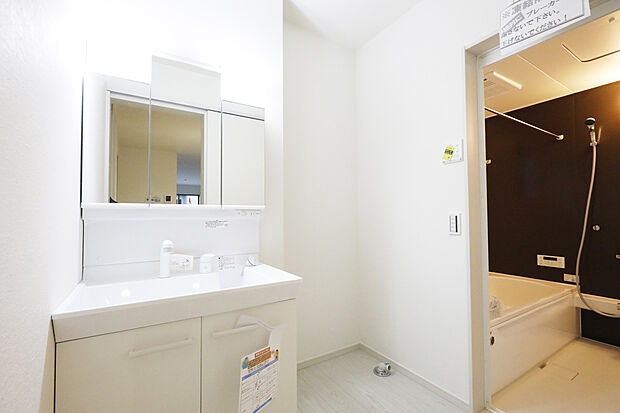 【家事動線のよいパウダールーム　】キッチンから洗面所へ直接行き来できる間取りなら、料理の合間に洗濯機を回したり、食後の後片付けをしながらお子様の歯磨きを手伝ったりと、スムーズに家事をすすめられます。