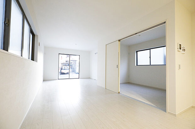 【圧倒的な開放感！最大21.7帖のゆとりある大空間LDK1号棟】1号棟はLDKと続き間洋室を合わせると26.0帖もの大空間に 。2号棟も19.5帖の広さを確保し、家族が自然と集まる明るい住まいを実現しました 。