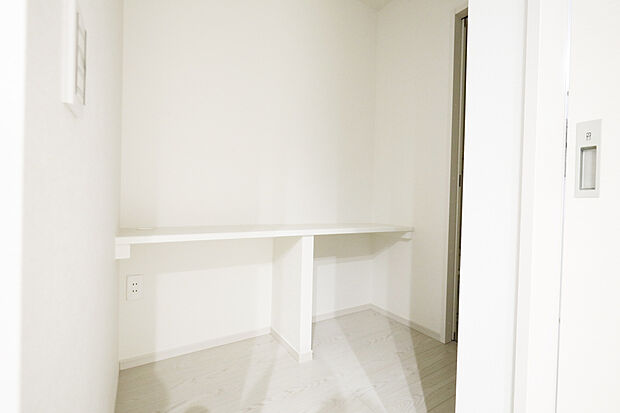 【●家族を繋ぐスタディーカウンター１号棟】キッチン近くのリビング内にカウンターを設置 。お子様の学習やリモートワークに最適です 。