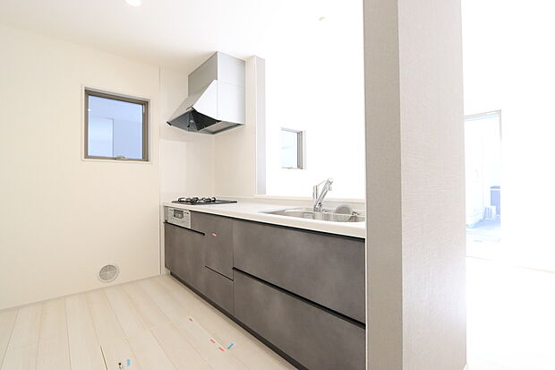 【対面キッチン(吊戸棚なし)】キッチン吊戸棚を無くす事によって、コミュニケーションを重視した設計に致しました。区画によって変わる一体感を、実際にご覧になって頂けましたらと思います。