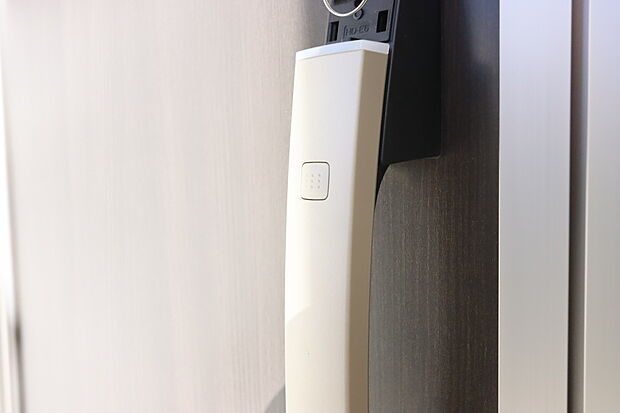 【スマートキー】スマートキーの良い点は、鍵穴にキーを刺さなくても簡単に開け閉めできるところと、キーを紛失してもキーの情報をドア本体で簡単に書き換えできるなど防犯性の高い点です。