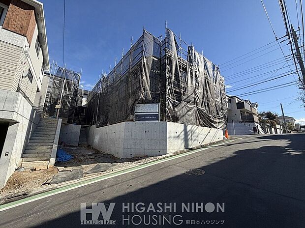 周囲は、景観や安全に特に配慮された第一種低層住居専用地域。閑静で美しい街並みが広がります。緑の潤いも感じられ、思わず深呼吸したくなる清々しい空を感じることができます。