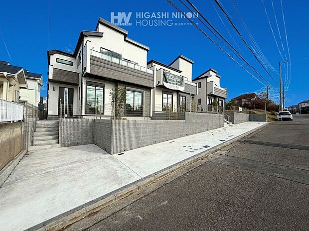 全3棟、土地面積133m2から134m2の敷地面積。カースペース2台可能な区画もございます。前面道路は幅員もゆとりある6.5mの公道、閑静な街並みが広がるリアです。