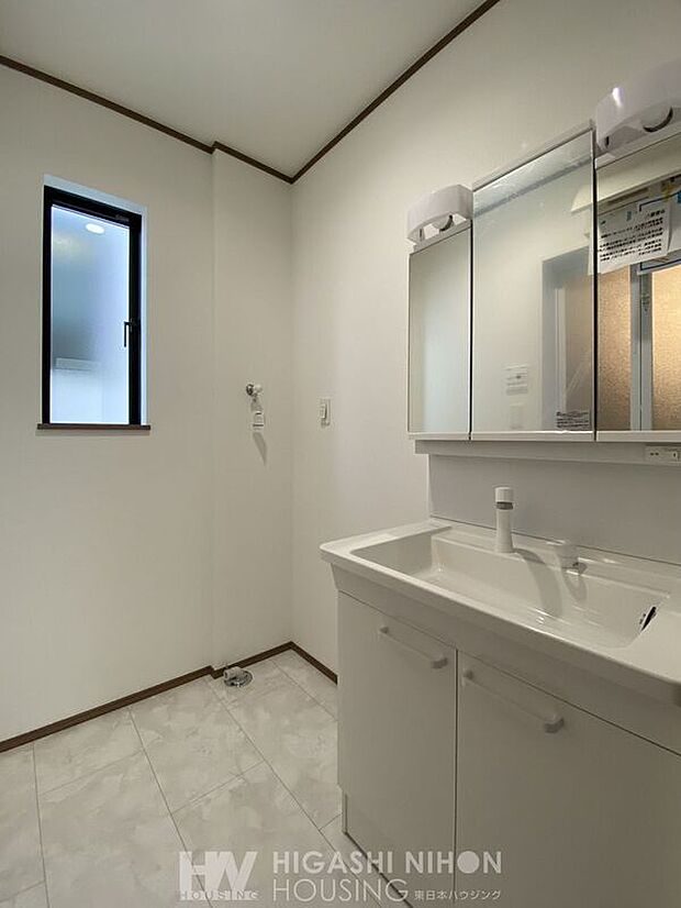 三面鏡の多くは裏面に収納スペースがついており、歯ブラシやヘアケア用品、スキンケア用品などを収納できます。また鏡部分が扉になっているため、収納した小物類を隠せるのもうれしいポイントです。