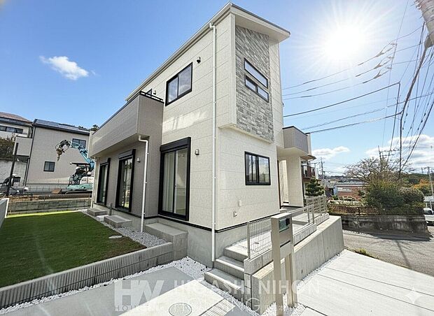 外観施工例ダークトーンを基調としたシャープな外観。片流れ屋根が印象的で、スタイリッシュかつモダンな佇まいを演出。ワイドバルコニーを設け、洗濯物はもちろん、プライベートなひとときにも活用可能。