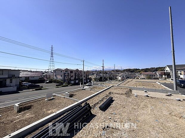 第一種低層住居専用地域の落ち着いた街並みに誕生する全18棟の新築分譲。小中学校やスーパーが徒歩圏に揃い、子育て世帯にも嬉しい住環境です。建物完成事例のご案内も可能です