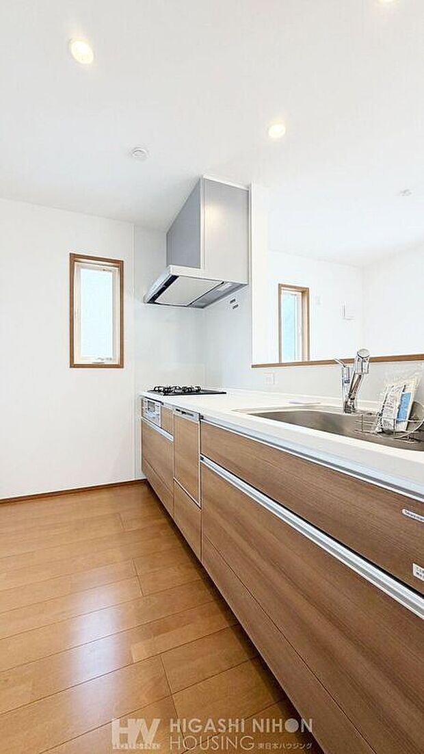 システムキッチンは設備が一体化していることで統一感があり、スッキリとした印象を与えてくれます。キッチンがスッキリしていると空間全体が広く感じられ、開放感が出るのも利点でデザイン性も機能性も高いです