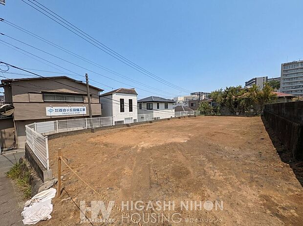 周囲は、景観や安全に特に配慮された第一種低層住居専用地域。閑静で美しい街並みが広がります。緑の潤いも感じられ、思わず深呼吸したくなる清々しい空を感じることができます。