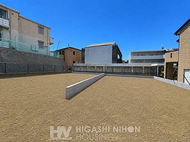 第1種低層住居専用地域にあり4階建以上の建物は建ちにくいため、遮る建物が少なく清々しい青空を感じられます。