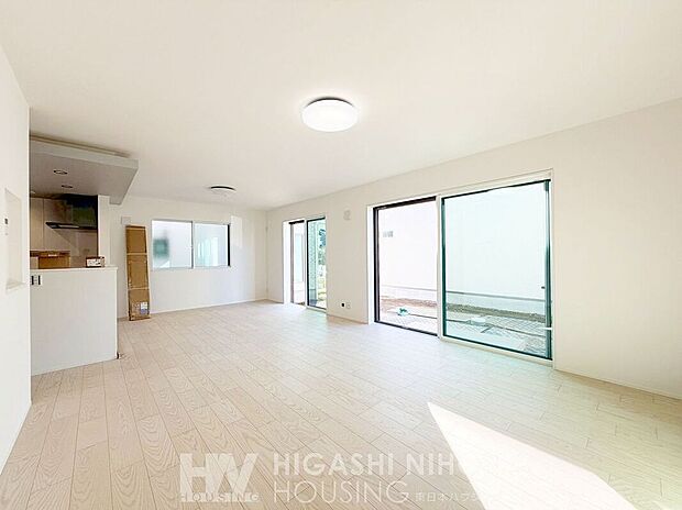 【リビング】オープンな空間を生み出す、広がりとゆとり。家族と過ごす時間を大切にしたい方にぴったりのゆとりある住空間。日差しがリビングの隅々までしっかりと届きます。