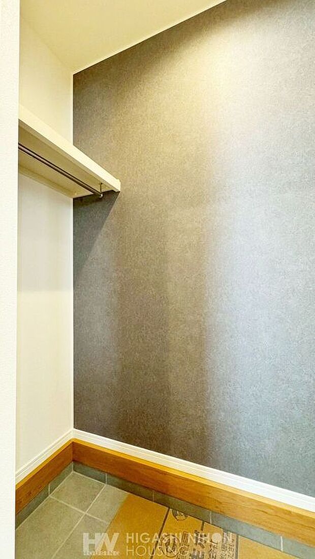 【収納】玄関横にはSICを配置しました。ベビーカーやゴルフバッグなど、アウトドアグッズをたくさん収納でき、お出かけの際にさっと持ち出せます。