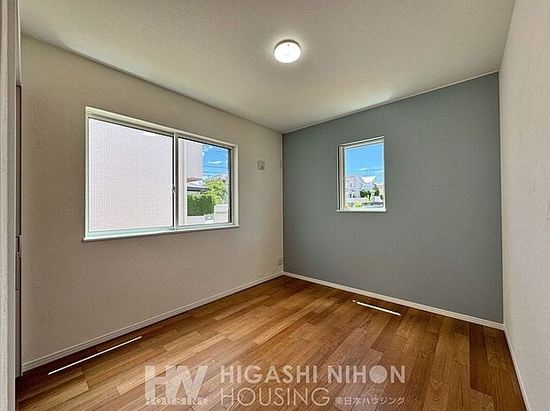 【寝室】2面採光の明るいお部屋は寝室やお子さまの個室にもぴったり。自然光がお部屋全体を包み込み、成長を促します。全室クローゼット完備で家具の配置もラクラク。スッキリと暮らせる心地よい空間です。